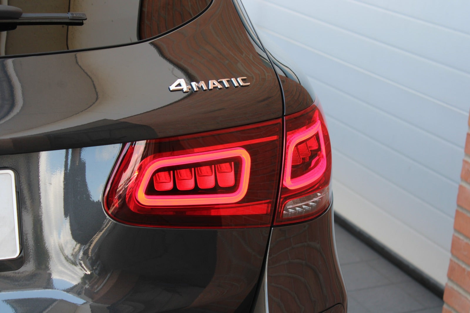 Grå Mercedes GLC300 de fra 2022