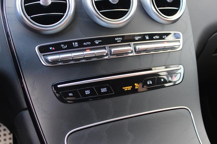 Grå Mercedes GLC300 de fra 2022