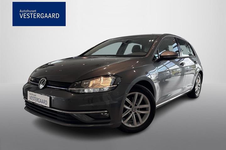 Grå VW Golf VII fra 2018