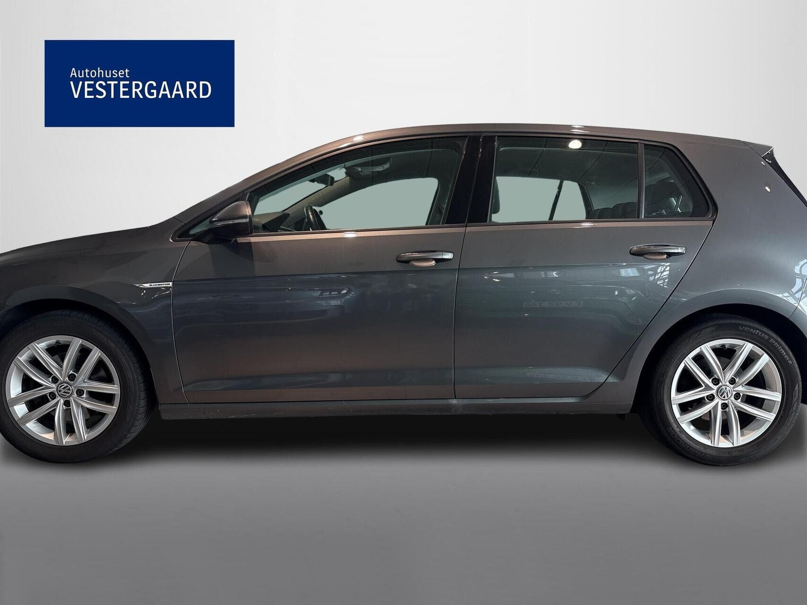 Grå VW Golf VII fra 2018