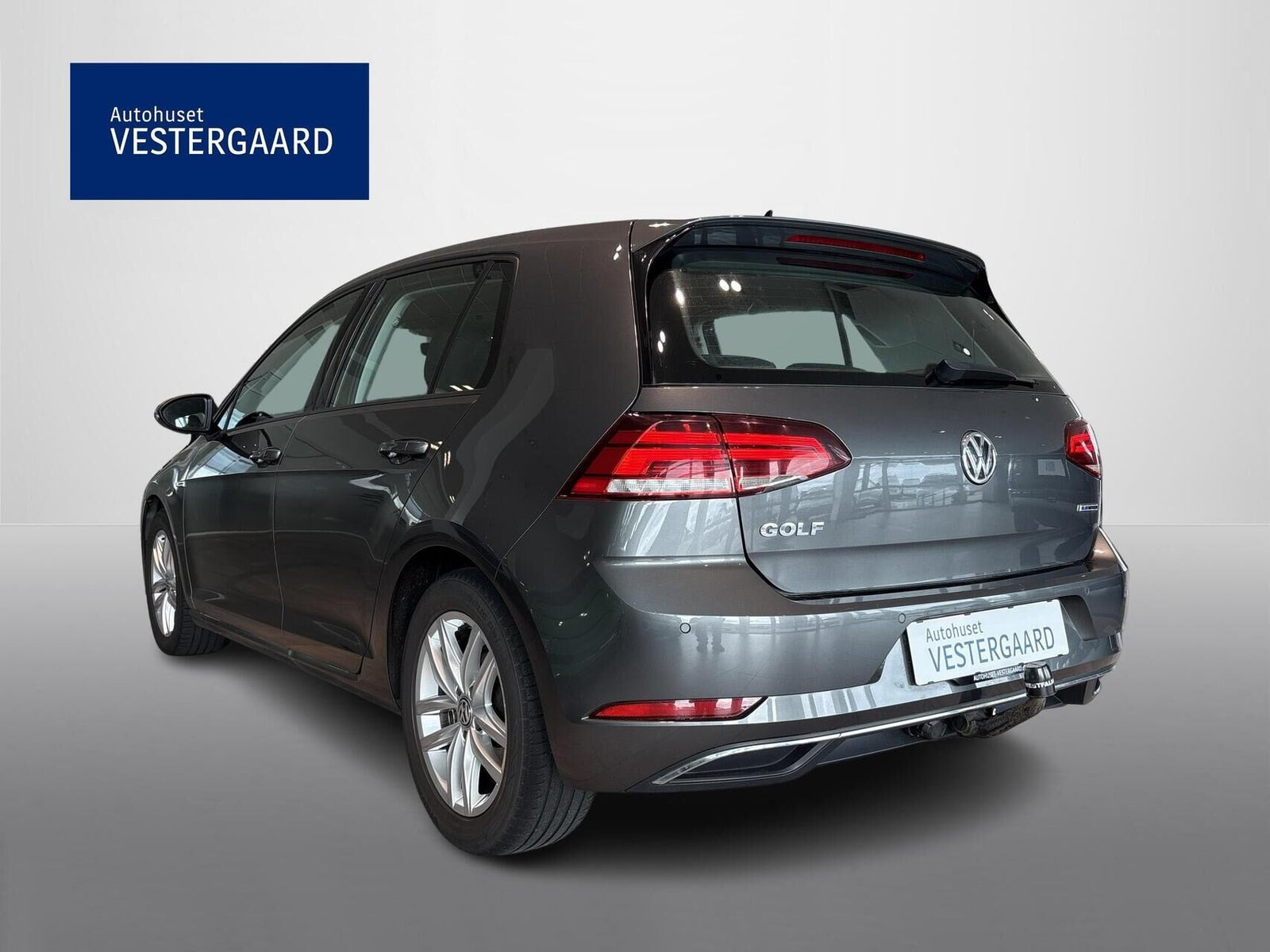 Grå VW Golf VII fra 2018