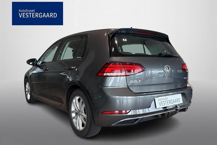 Grå VW Golf VII fra 2018