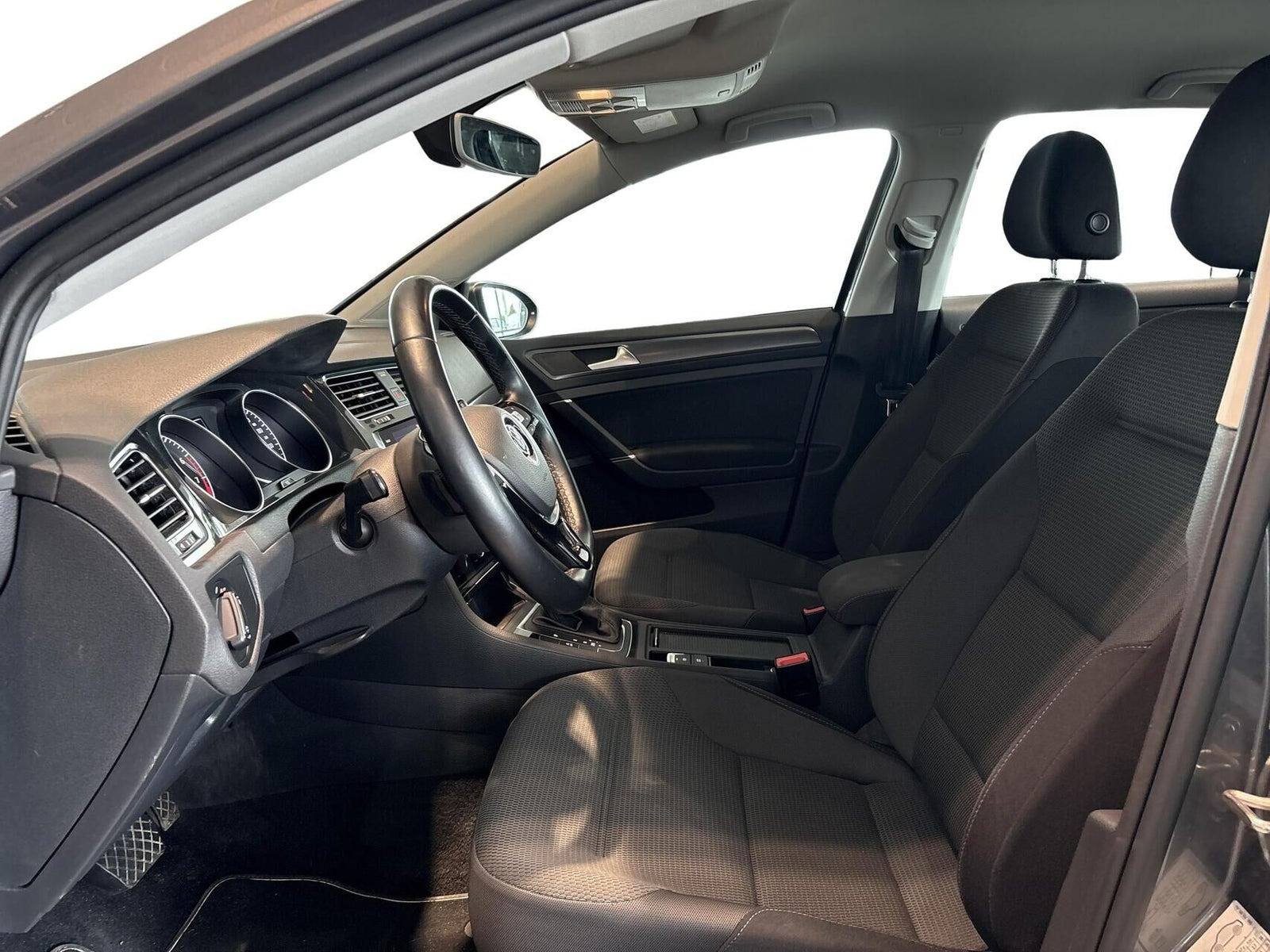 Grå VW Golf VII fra 2018