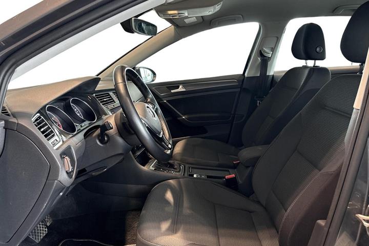 Grå VW Golf VII fra 2018