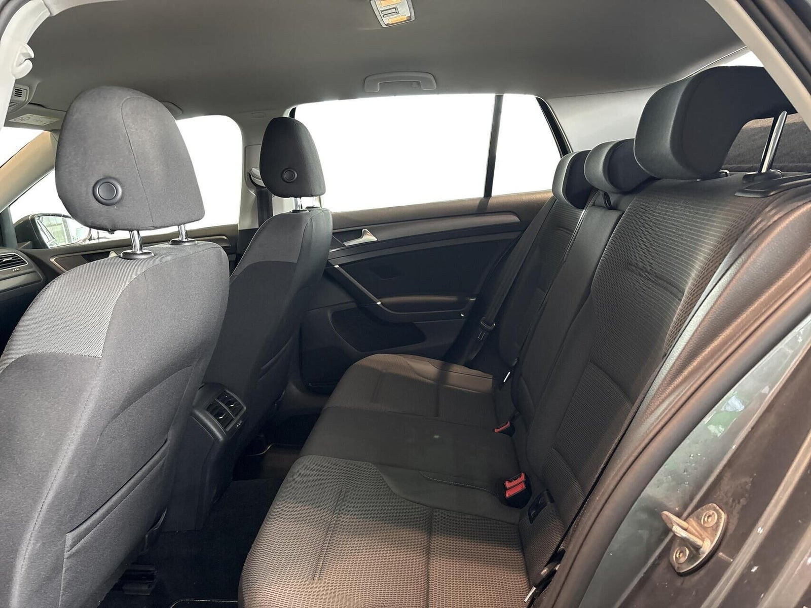 Grå VW Golf VII fra 2018