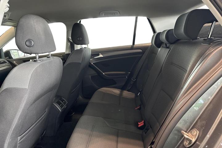 Grå VW Golf VII fra 2018