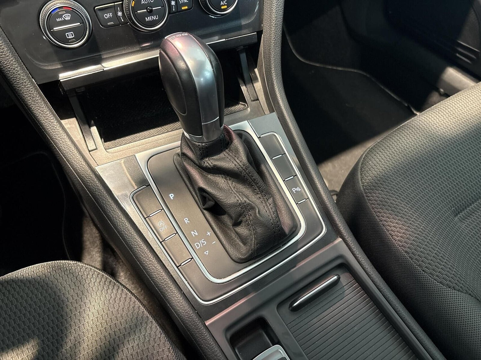 Grå VW Golf VII fra 2018