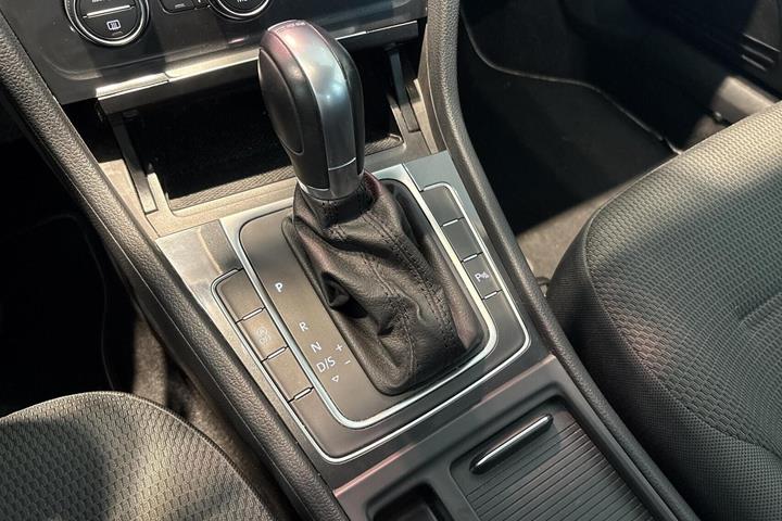 Grå VW Golf VII fra 2018