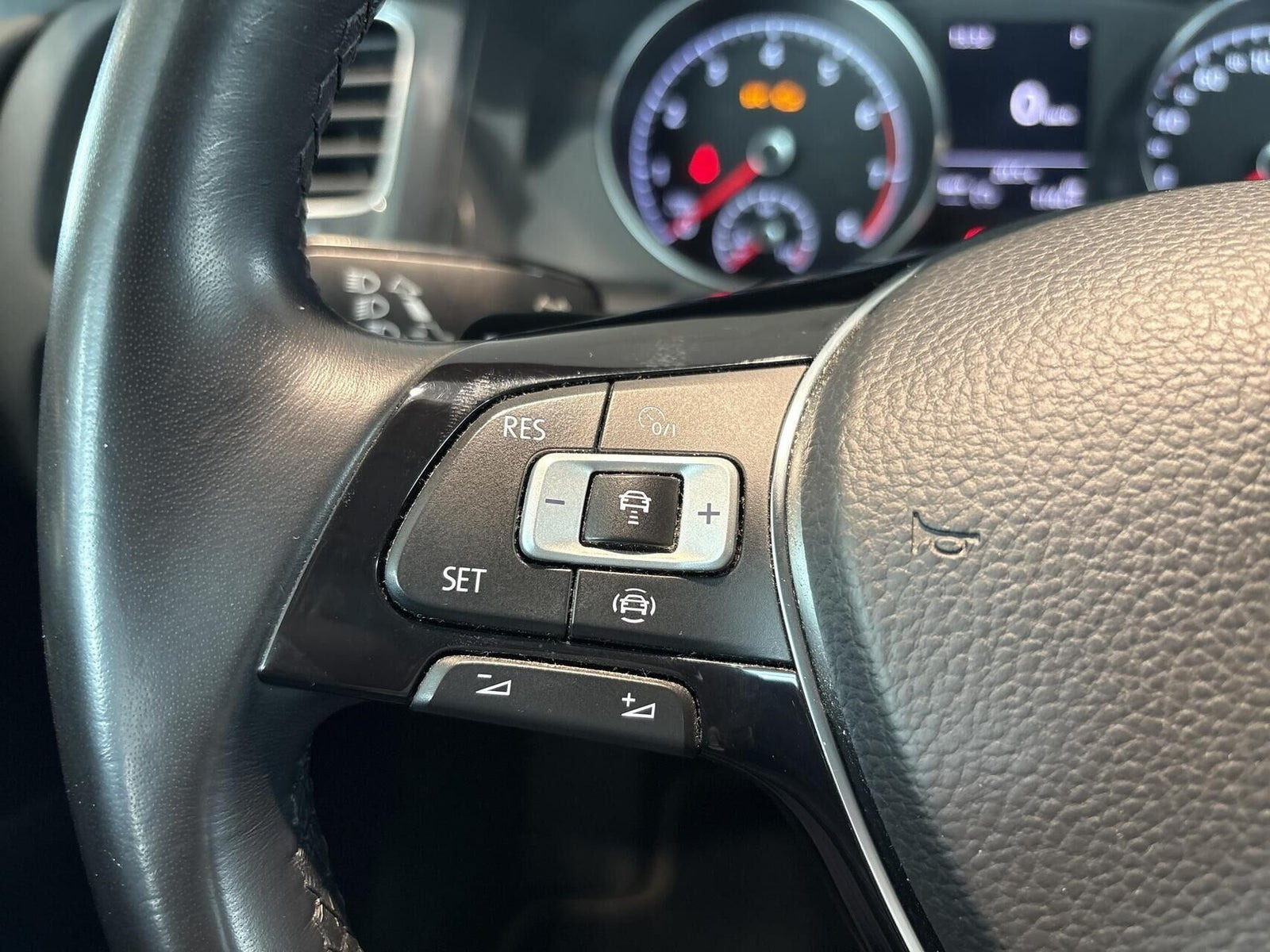 Grå VW Golf VII fra 2018