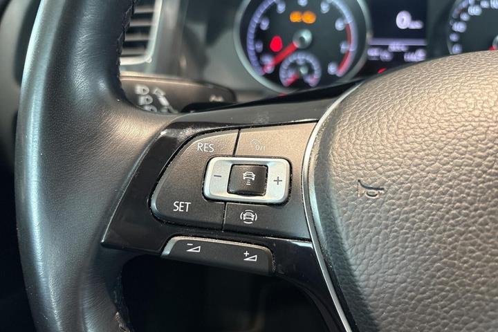 Grå VW Golf VII fra 2018