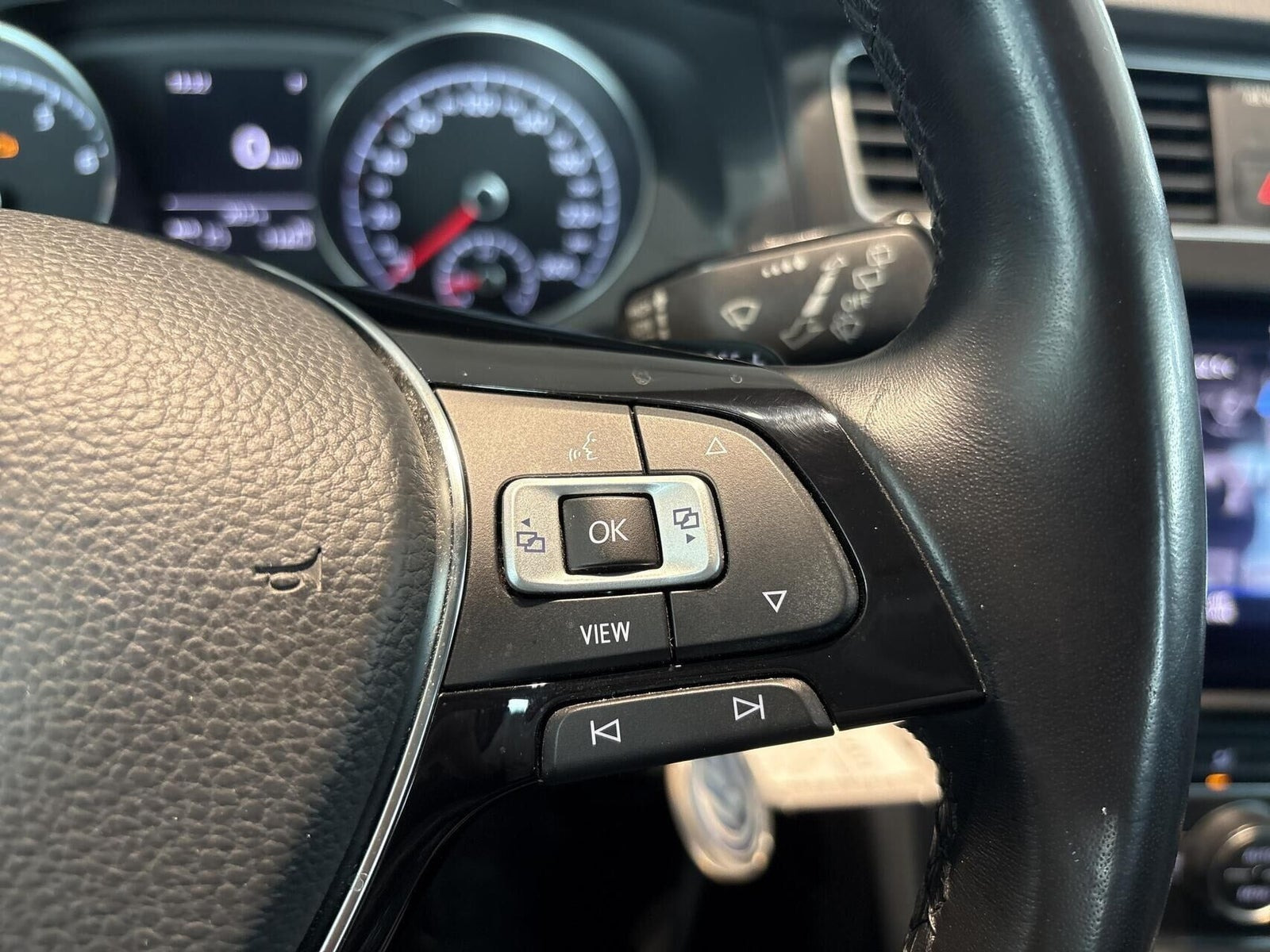 Grå VW Golf VII fra 2018