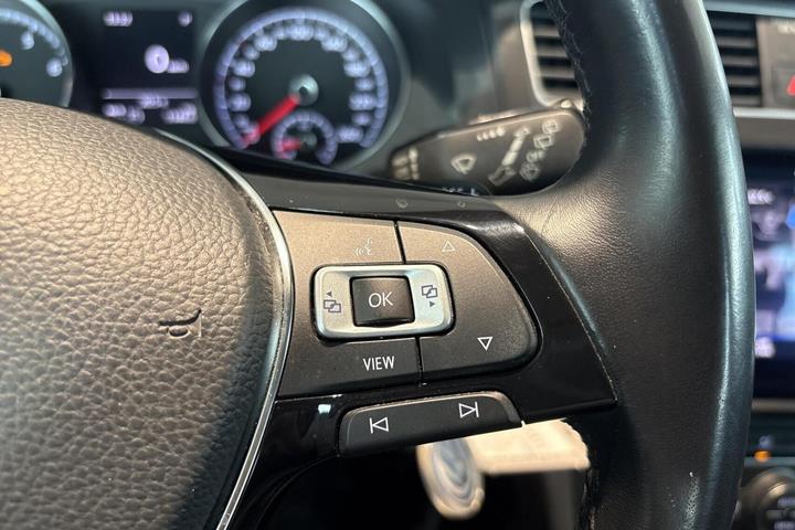 Grå VW Golf VII fra 2018