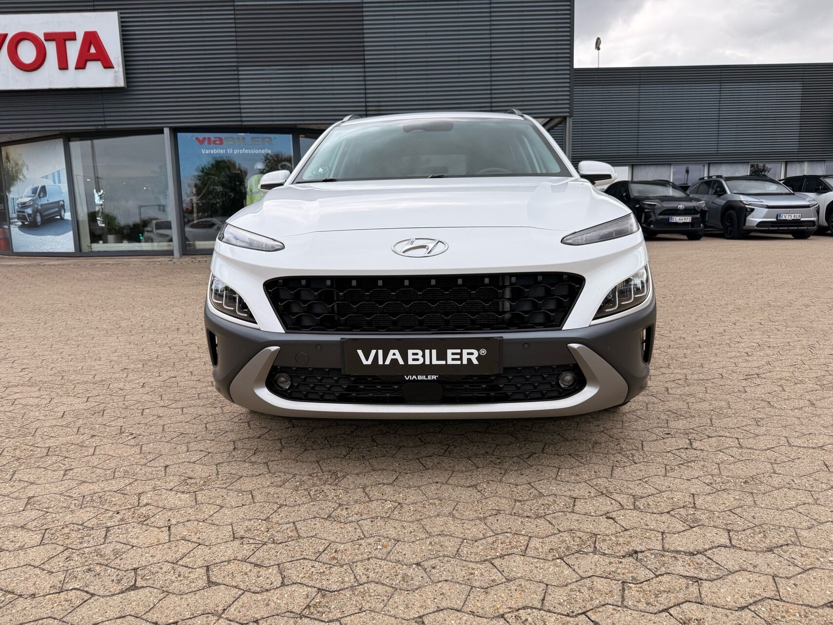 Hvid Hyundai Kona fra 2023