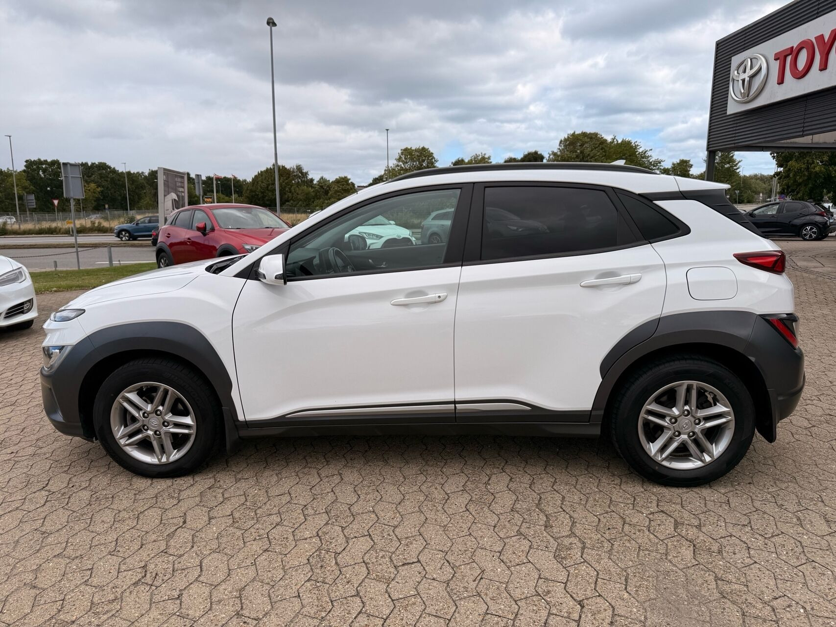 Hvid Hyundai Kona fra 2023