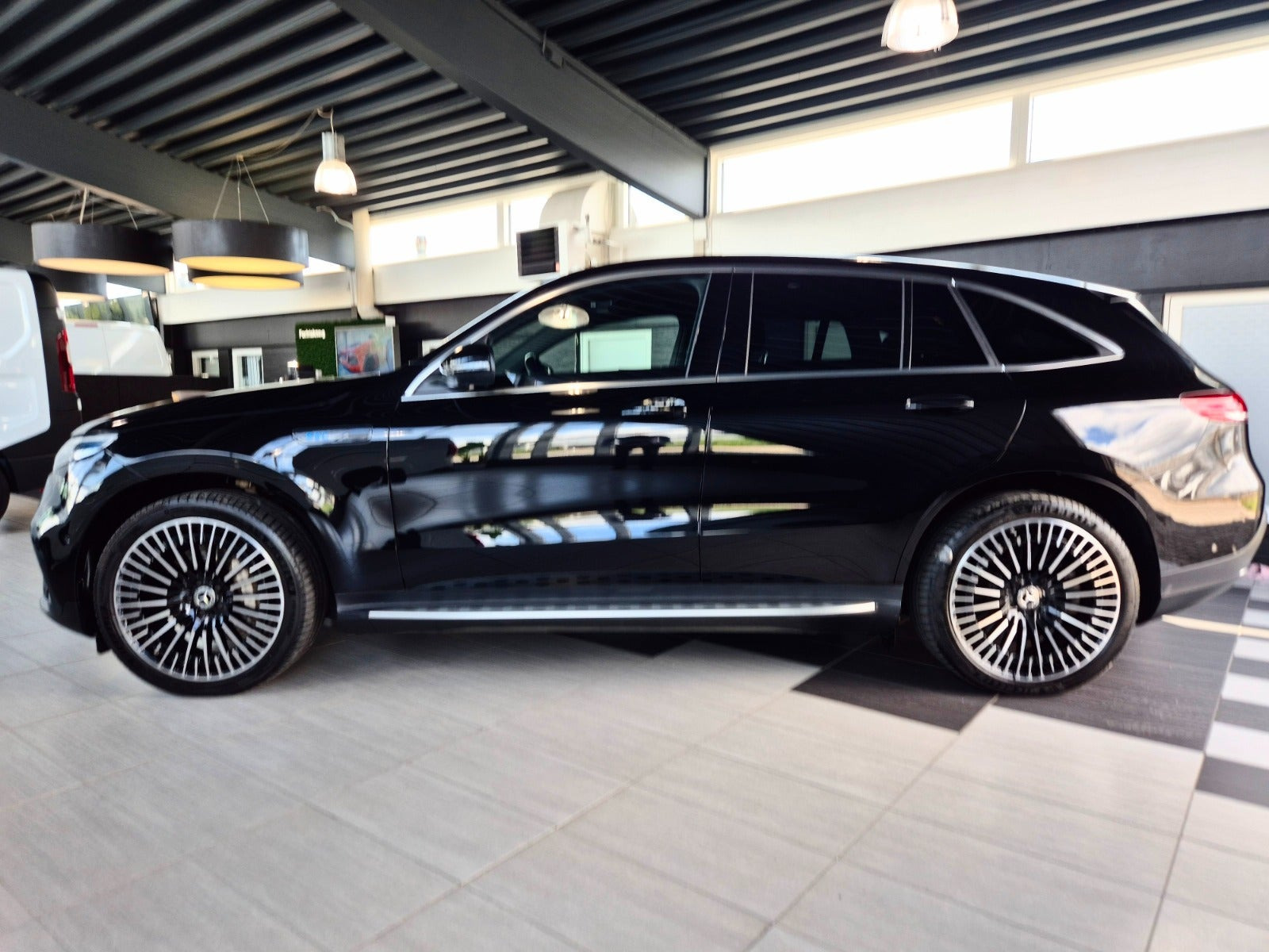 Sort Mercedes EQC400 fra 2023