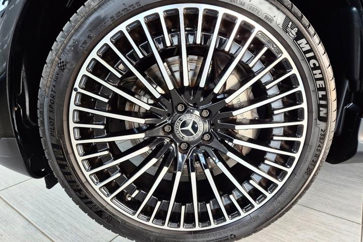 Sort Mercedes EQC400 fra 2023