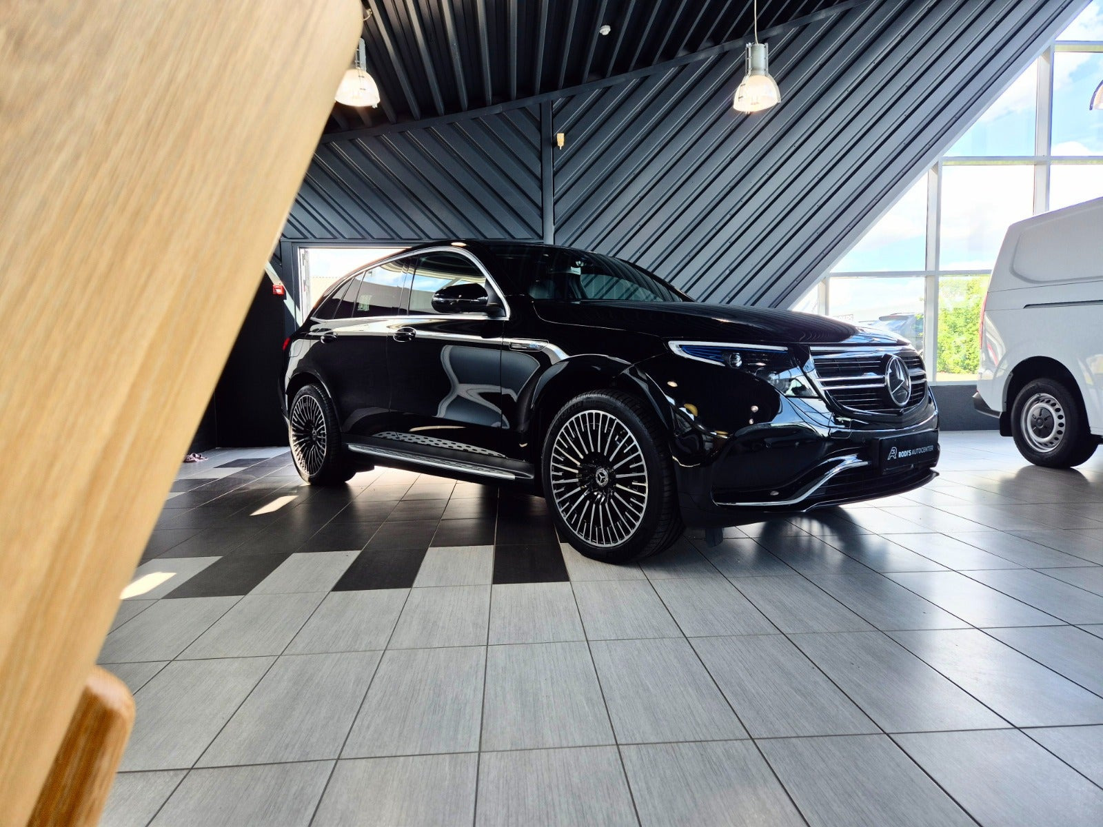 Sort Mercedes EQC400 fra 2023