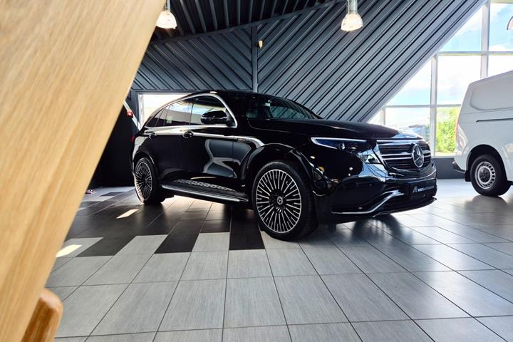 Sort Mercedes EQC400 fra 2023