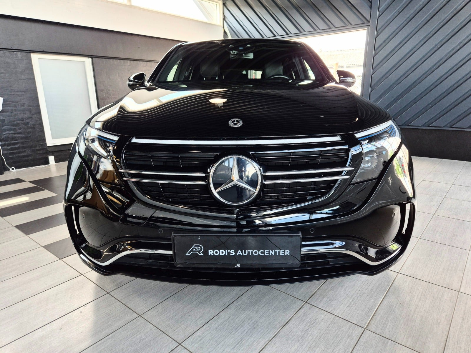 Sort Mercedes EQC400 fra 2023