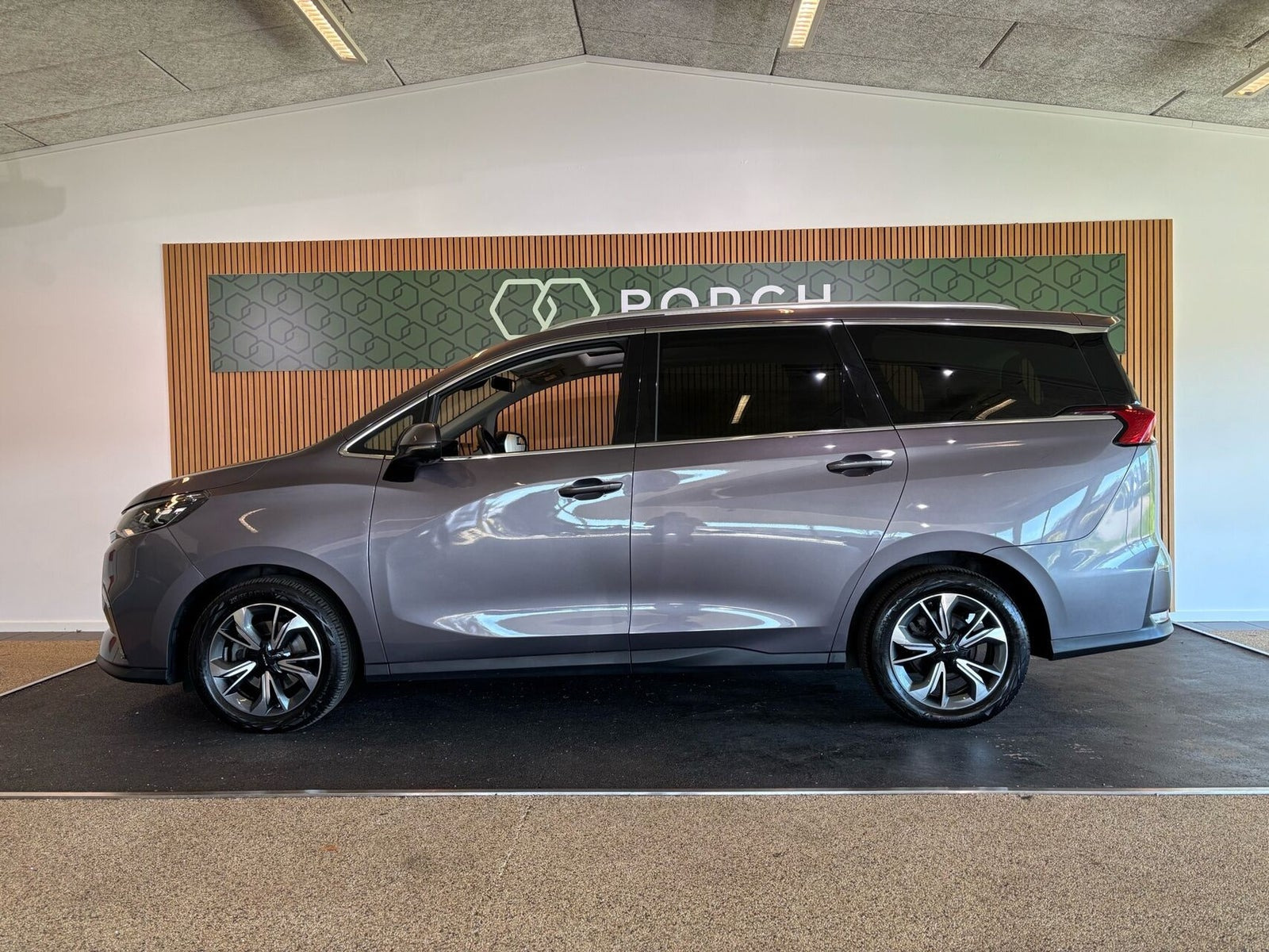 Grå Maxus Euniq5 fra 2021