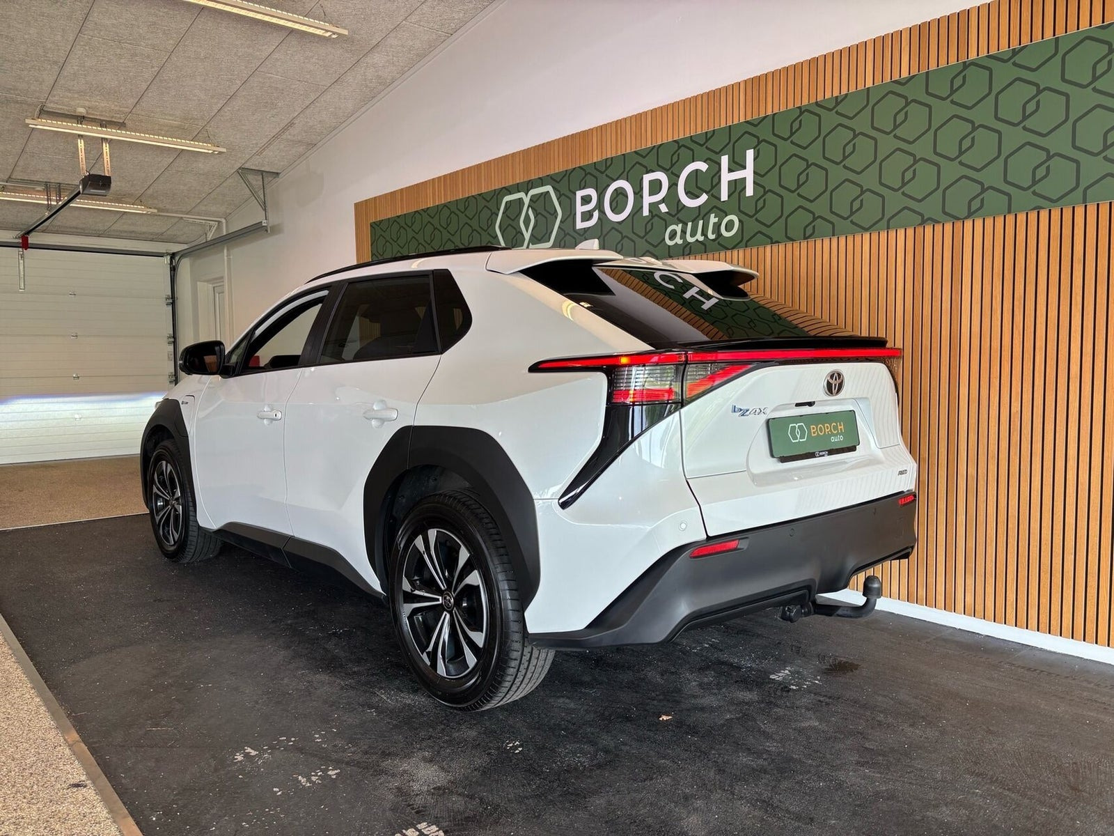 Hvid Toyota BZ4X fra 2024