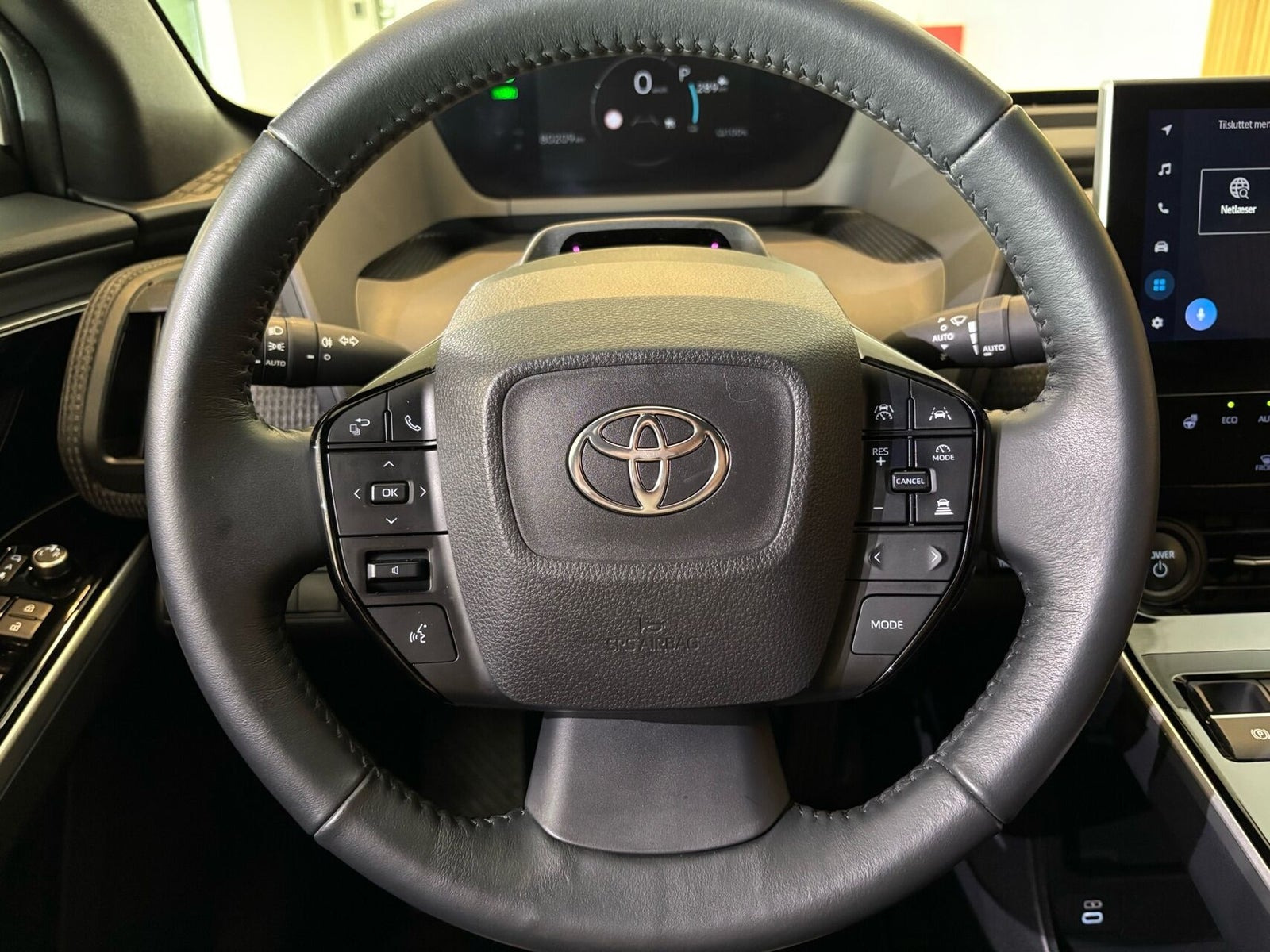 Hvid Toyota BZ4X fra 2024
