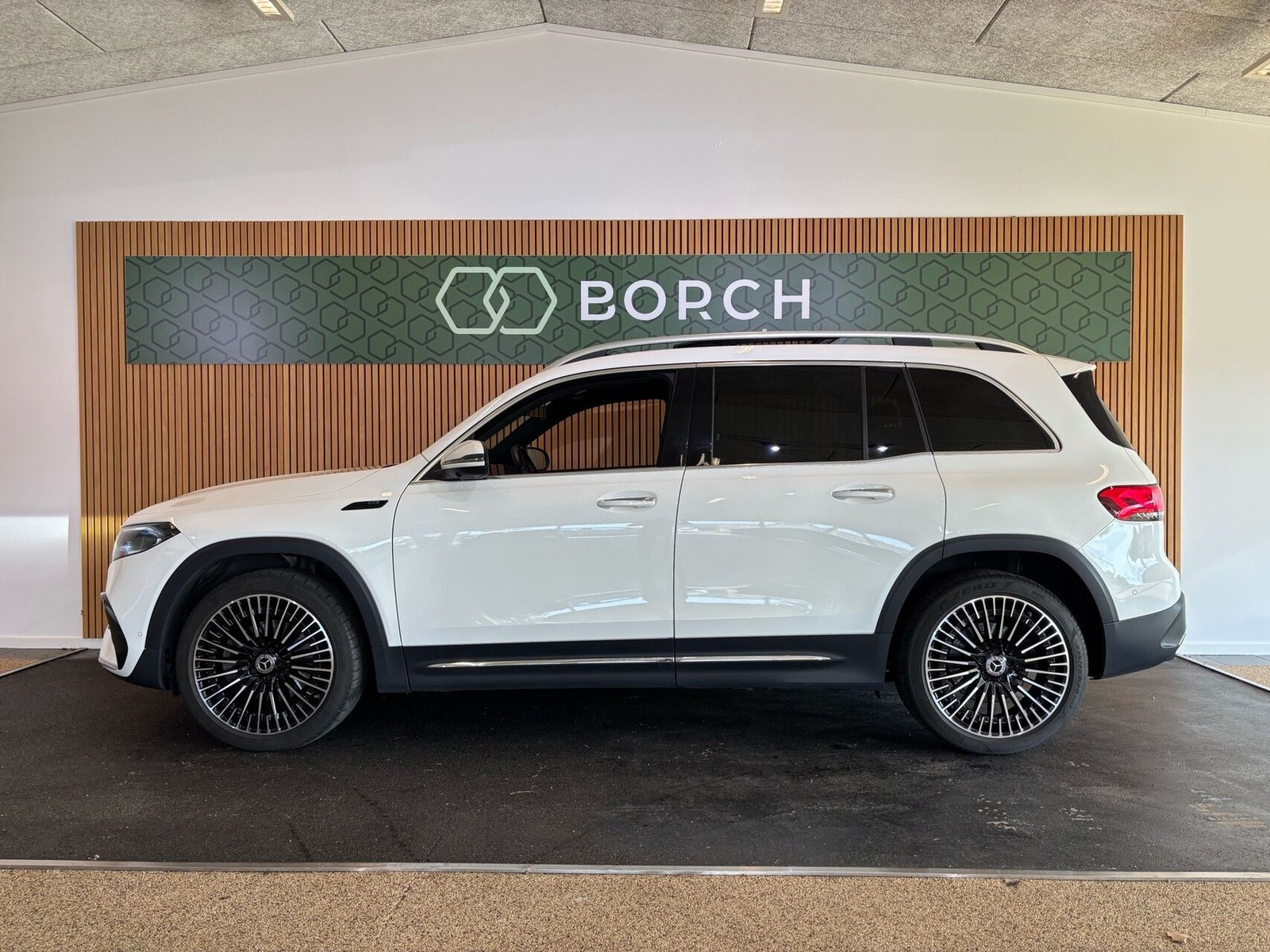 Hvid Mercedes EQB300 fra 2022