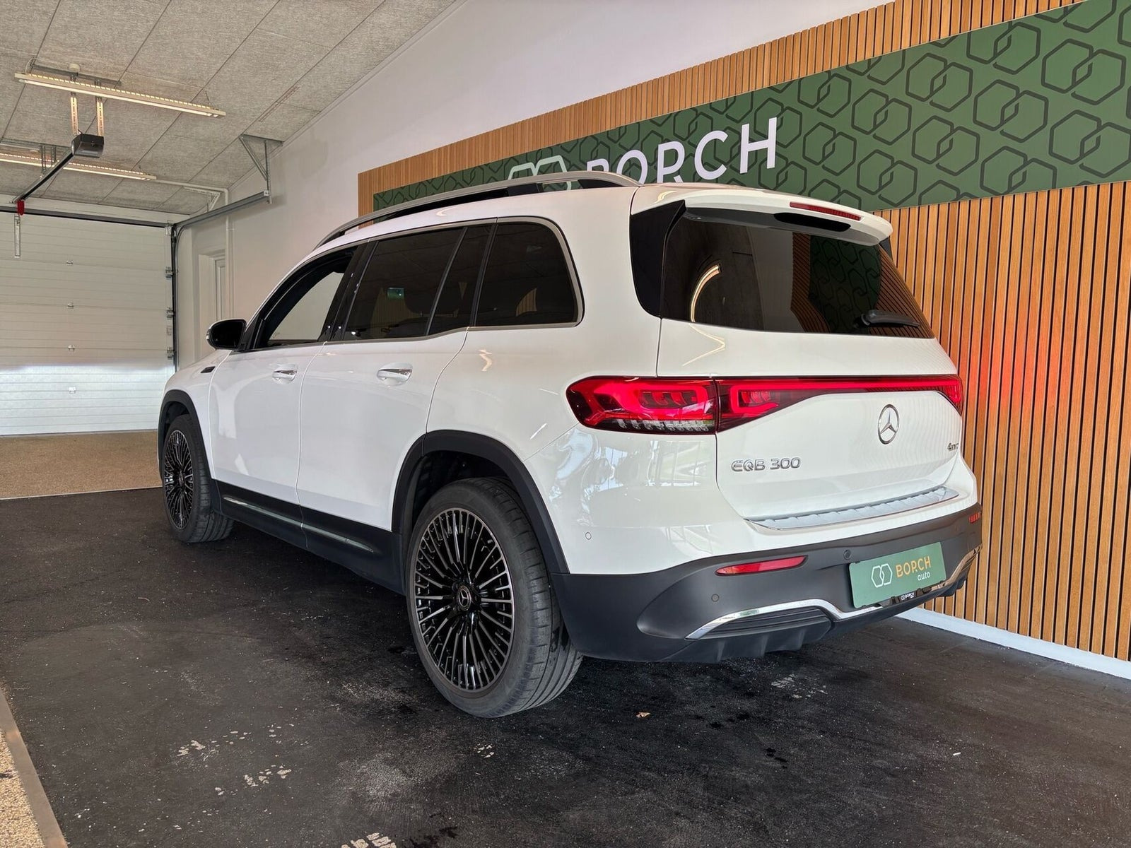 Hvid Mercedes EQB300 fra 2022