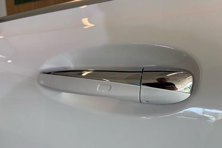 Hvid Mercedes EQB300 fra 2022