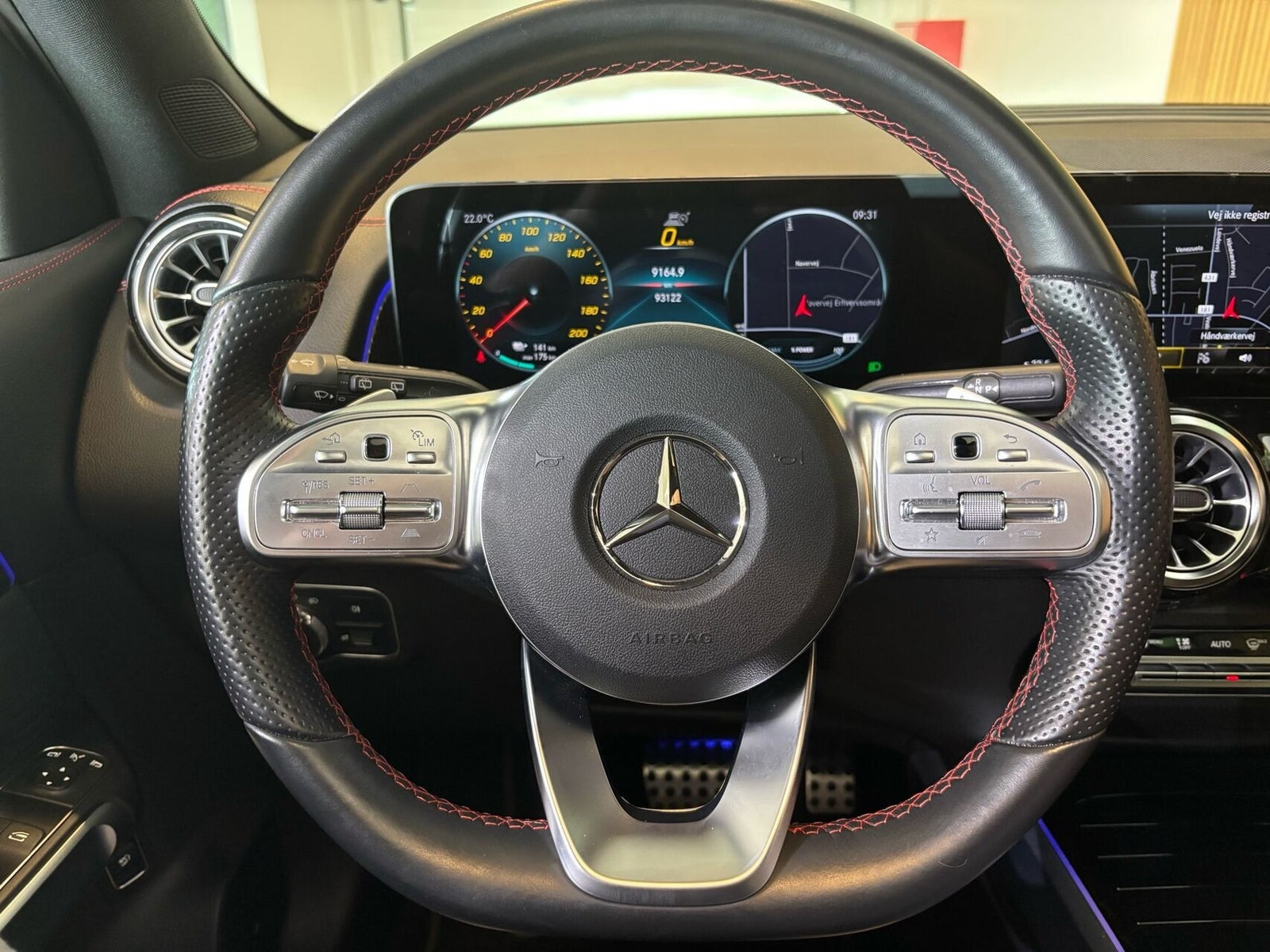 Hvid Mercedes EQB300 fra 2022