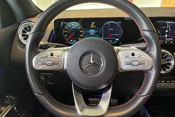 Hvid Mercedes EQB300 fra 2022