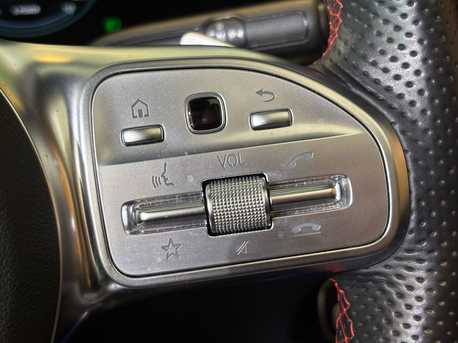 Hvid Mercedes EQB300 fra 2022