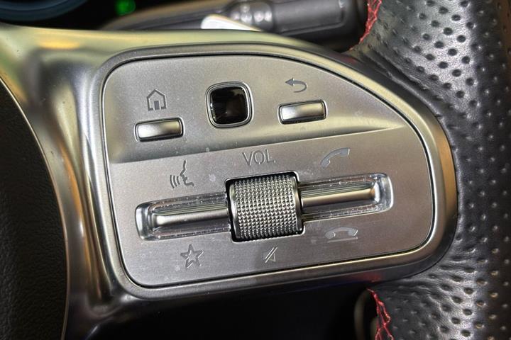 Hvid Mercedes EQB300 fra 2022