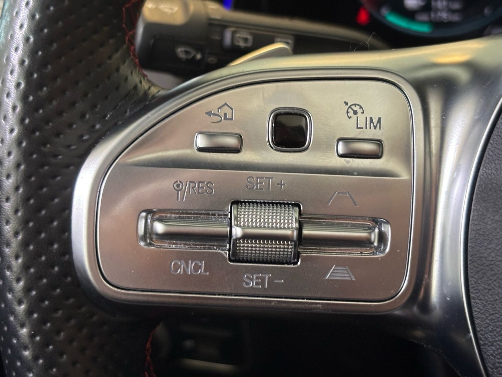 Hvid Mercedes EQB300 fra 2022