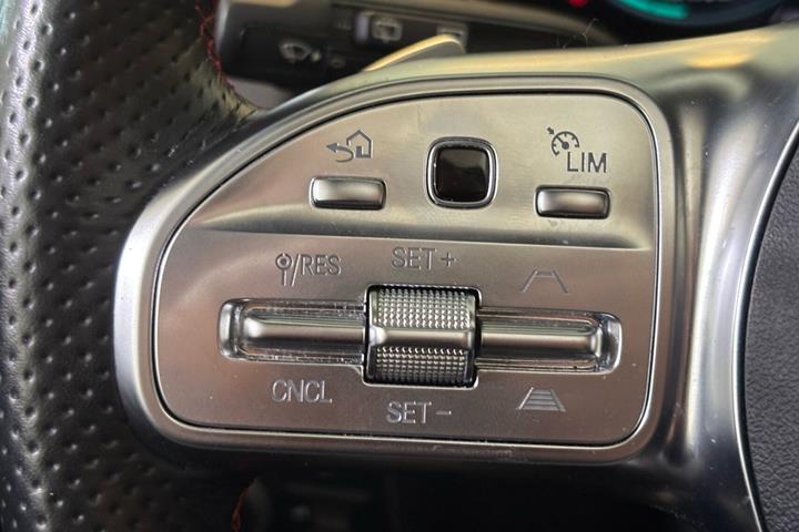 Hvid Mercedes EQB300 fra 2022