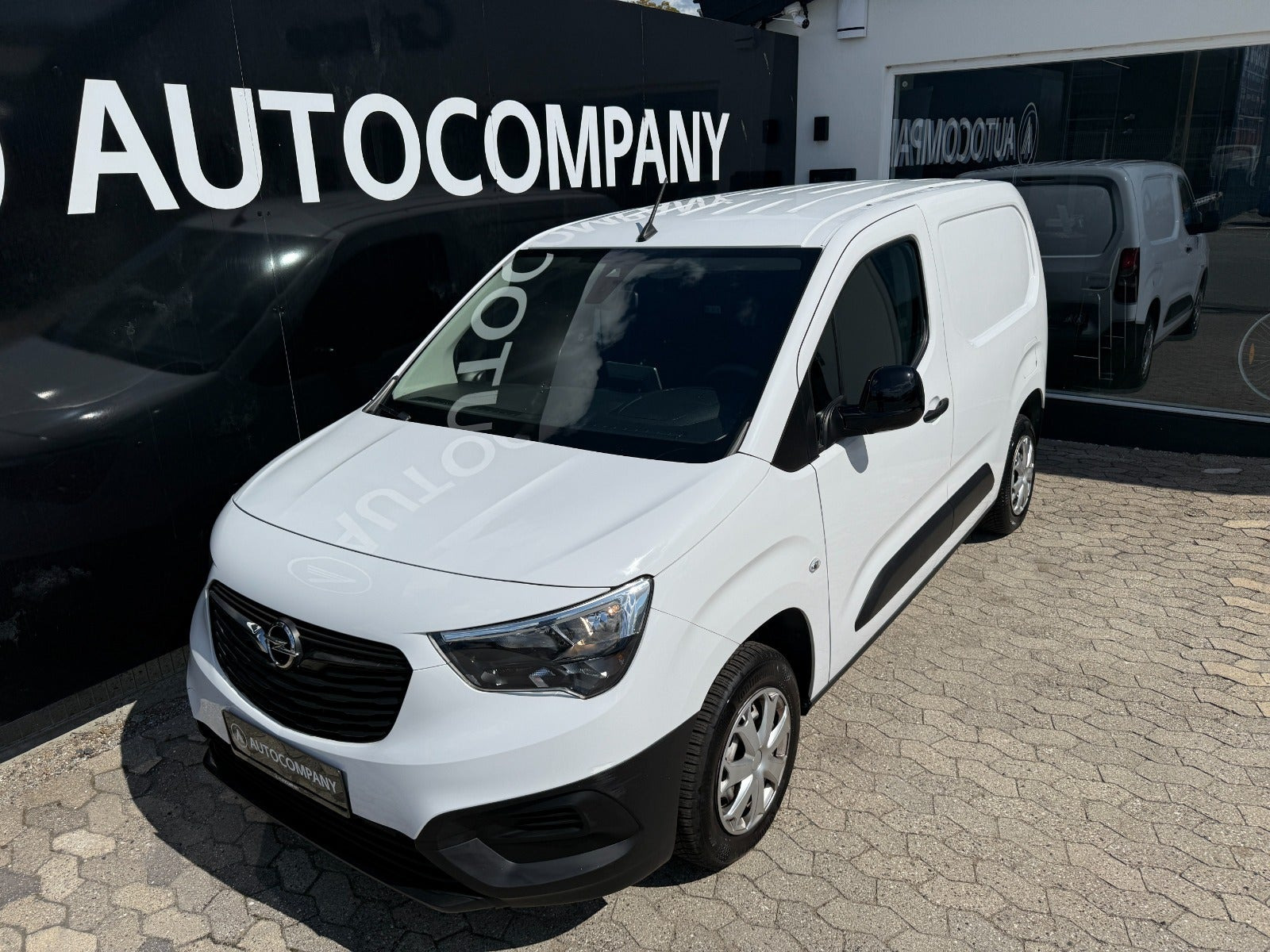 Hvid Opel Combo fra 2023