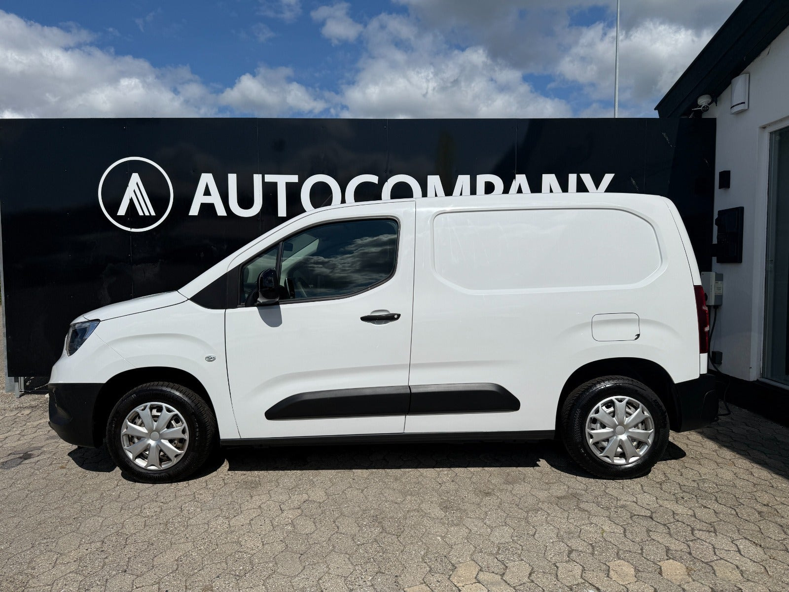 Hvid Opel Combo fra 2023