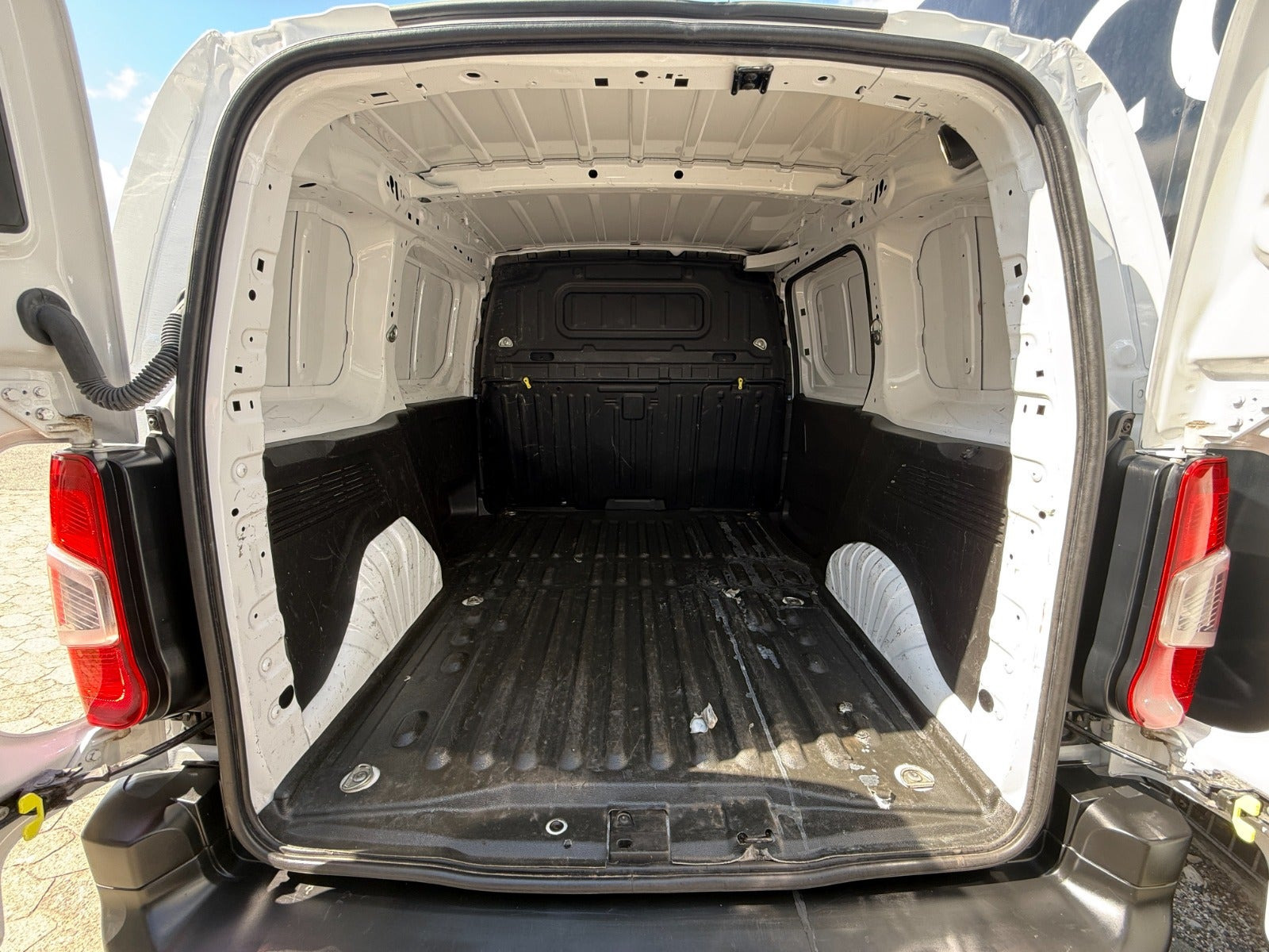Hvid Opel Combo fra 2023
