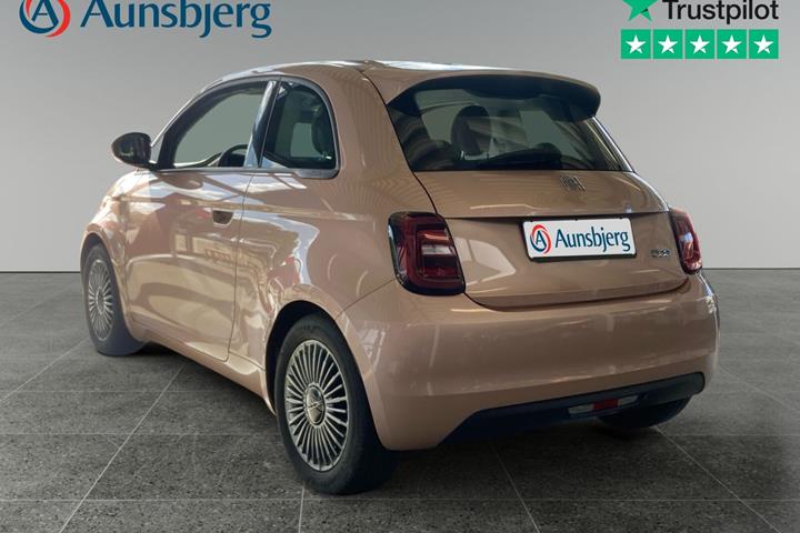 Pink Fiat 500e fra 2022
