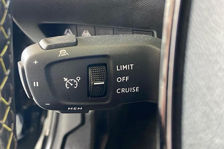 Sort Peugeot e-208 fra 2021