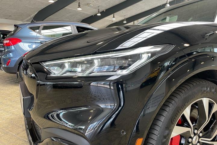 Sort Ford Mustang Mach-E fra 2023