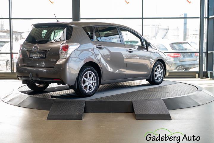 Grå Toyota Verso fra 2016