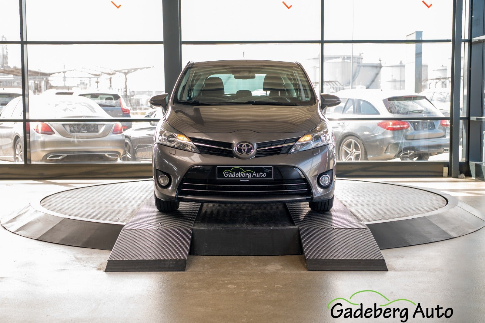 Grå Toyota Verso fra 2016