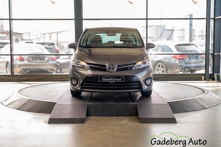 Grå Toyota Verso fra 2016