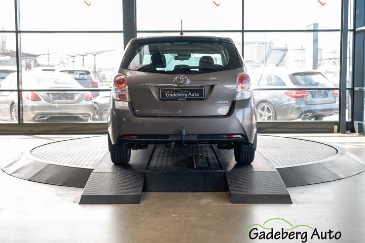 Grå Toyota Verso fra 2016