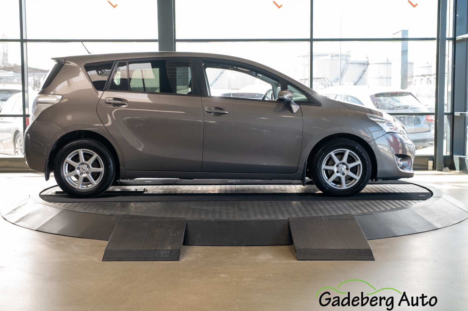 Grå Toyota Verso fra 2016