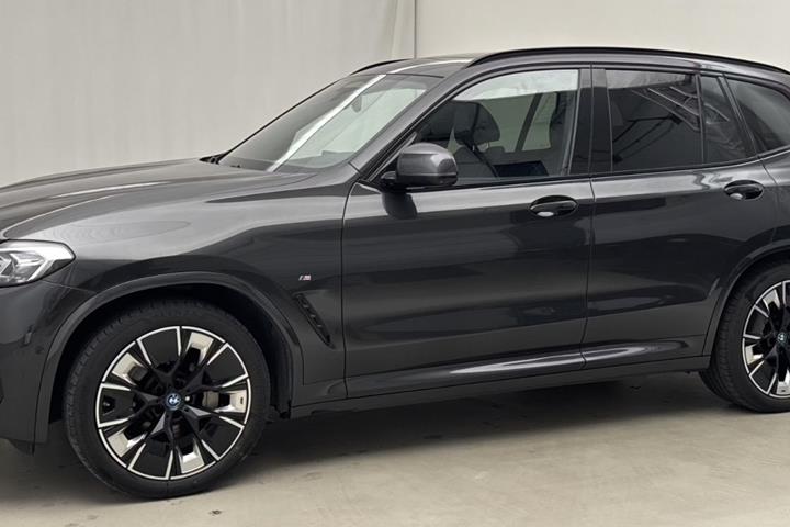 Grå BMW iX3 fra 2023 set udefra