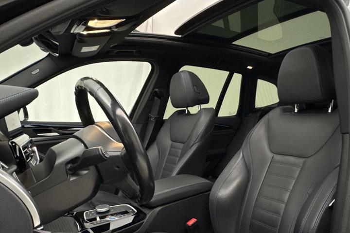 Grå BMW iX3 fra 2023