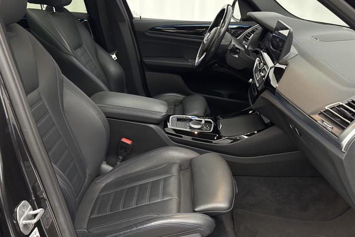 Grå BMW iX3 fra 2023