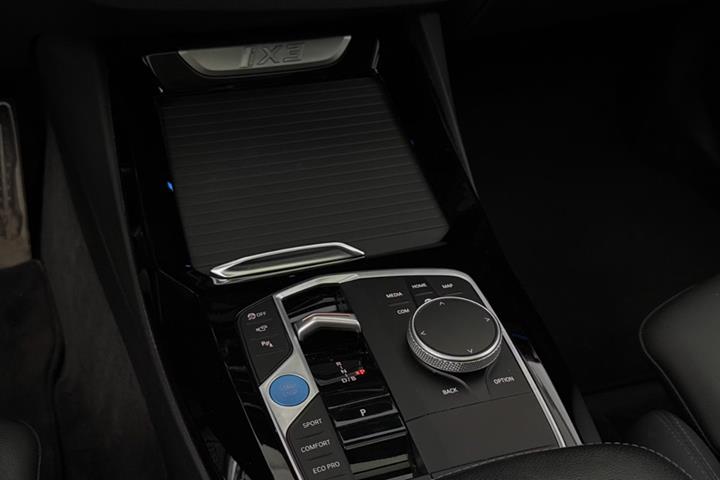 Grå BMW iX3 fra 2023